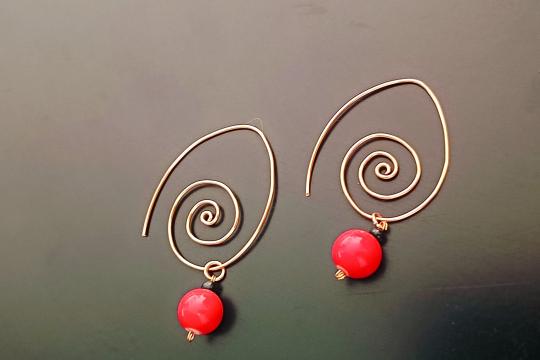 Cercei handmade cu sârmă de cupru și mărgele roșii