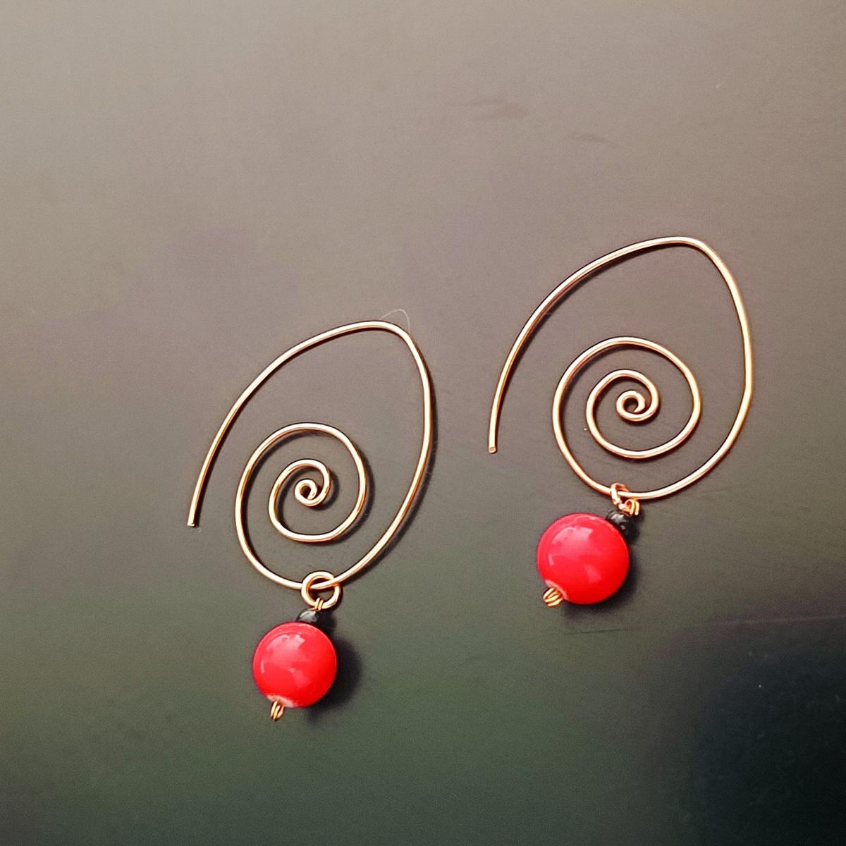 Cercei handmade cu sârmă de cupru și mărgele roșii