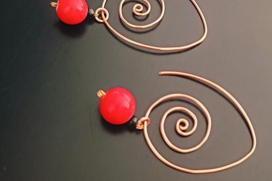 Cercei handmade cu sârmă de cupru și mărgele roșii