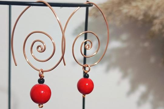 Cercei handmade cu sârmă de cupru și mărgele roșii