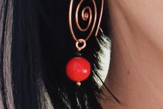 Cercei handmade cu sârmă de cupru și mărgele roșii