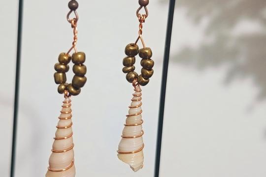 Cercei handmade din cupru cu scoica