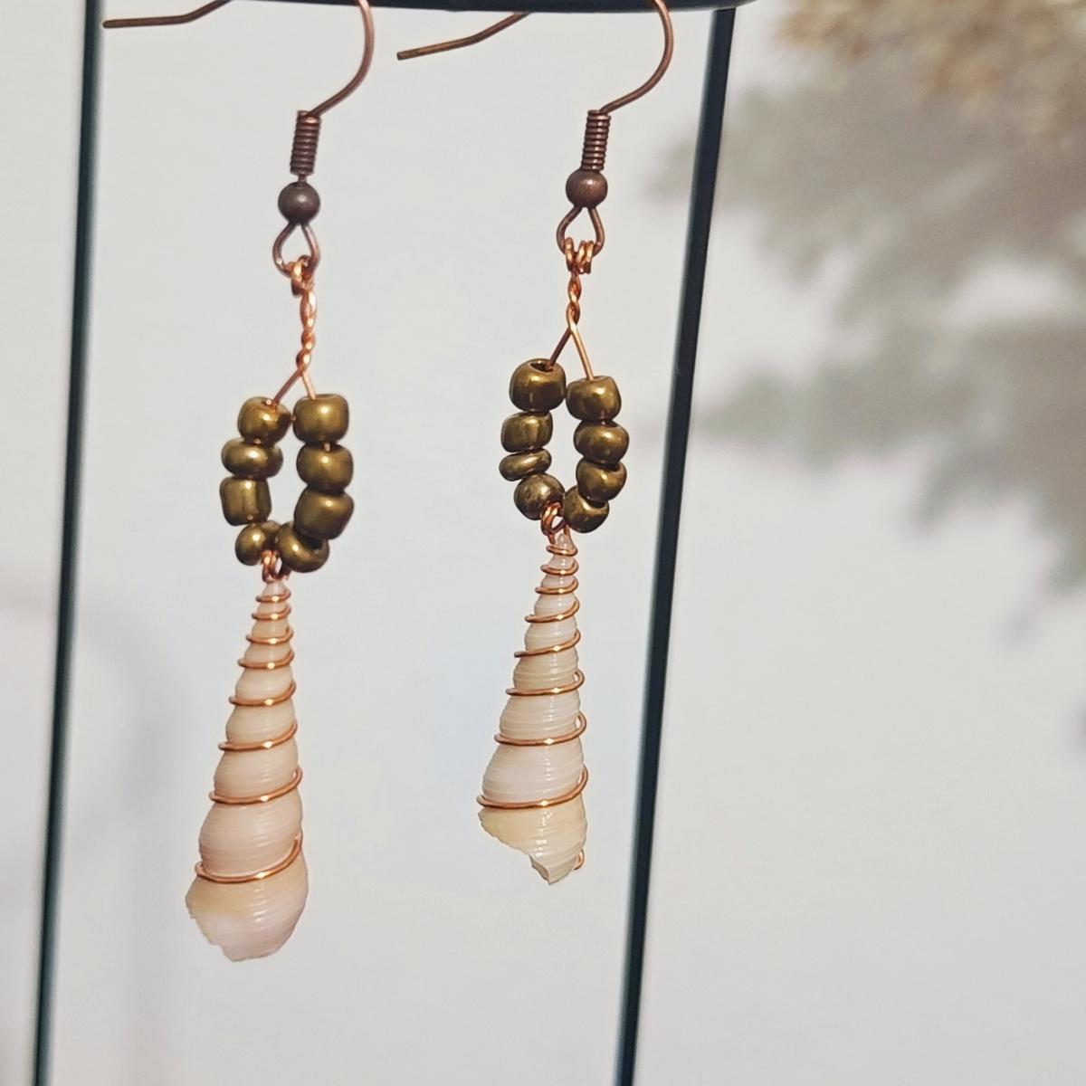 Cercei handmade din cupru cu scoica