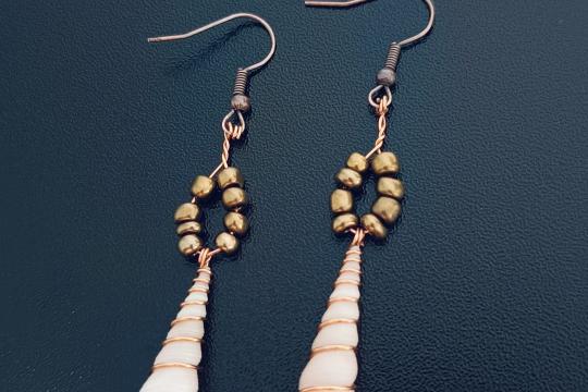Cercei handmade din cupru cu scoica