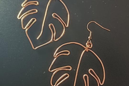 Cercei handmade din cupru în formă de frunză