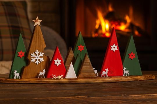 Decorațiune de Crăciun din lemn – peisaj festiv rustic