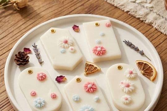 Odorizant de dulap artizanal cu flori din ceară – Parfum Trandafiri