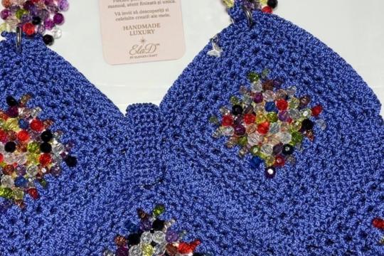 Top handmade croșetat ElaD™ albastru cu aplicații multicolore – model unicat premium