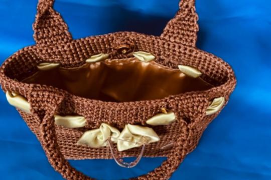 Geantă handmade croșetată ElaD™ maro cu fundă satin – model elegant premium