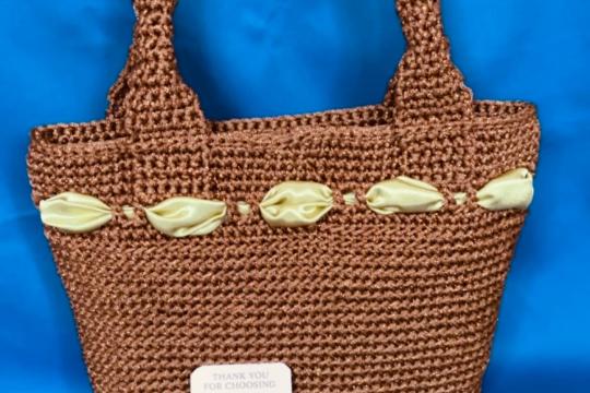 Geantă handmade croșetată ElaD™ maro cu fundă satin – model elegant premium