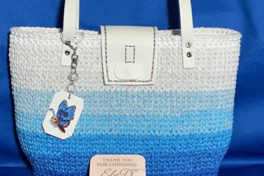 Geantă handmade croșetată ElaD™ alb-albastru degradé – model elegant de vară